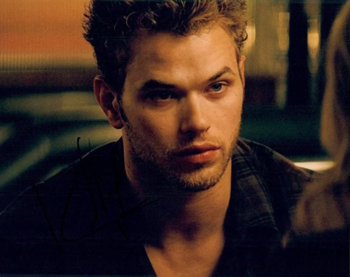 Kellan Lutz autograph