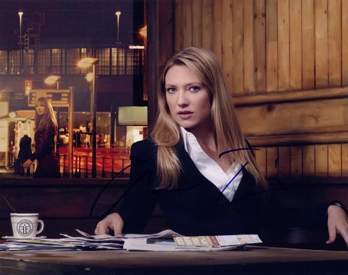 Anna Torv autograph