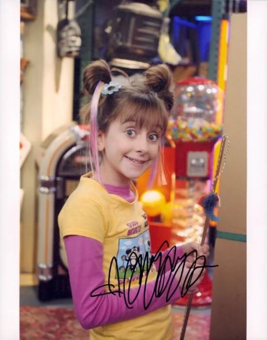 Allisyn Arm autograph