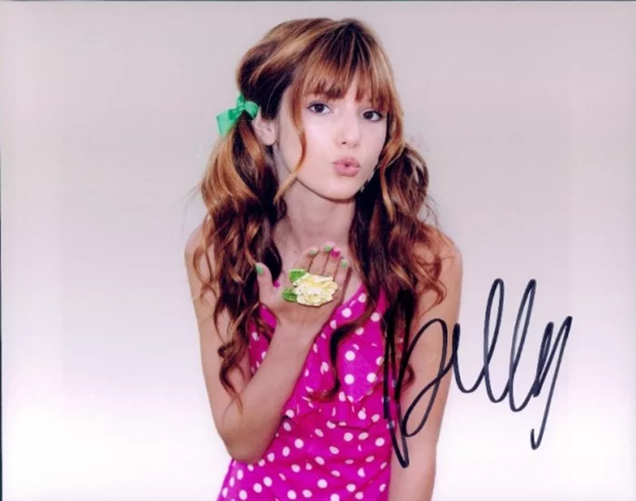 Bella Thorne autograph