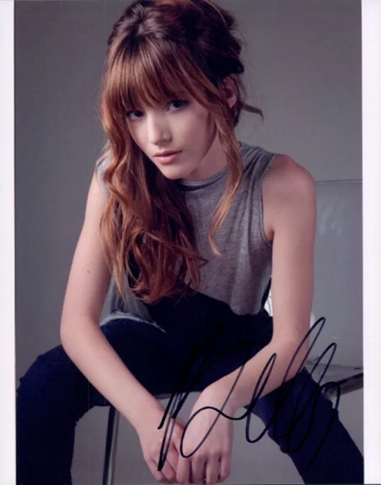Bella Thorne autograph