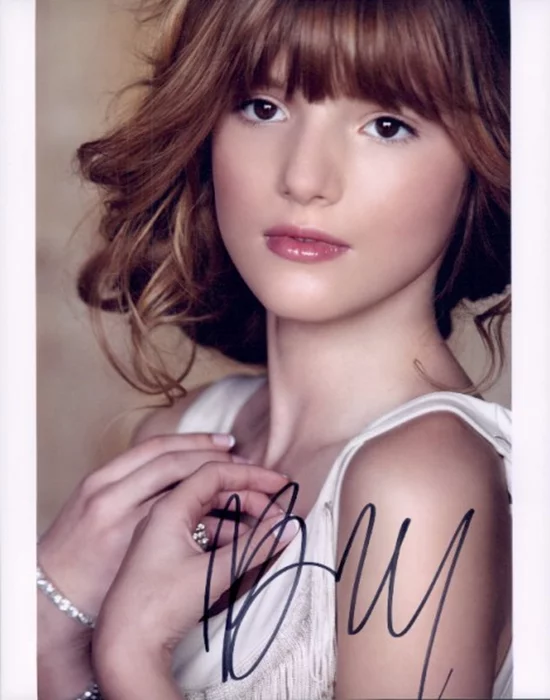 Bella Thorne autograph