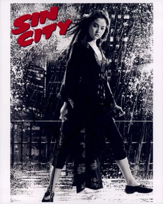 Devon Aoki autograph