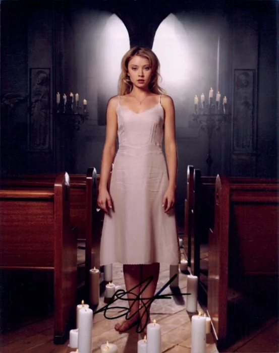 Elisabeth Harnois autograph