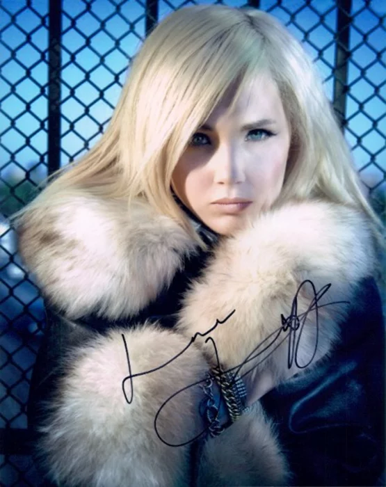 Juno Temple autograph
