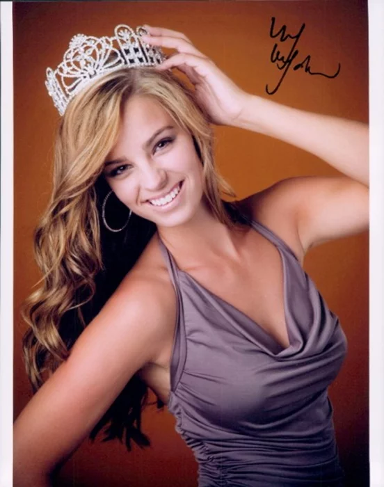 Liz Leyda autograph