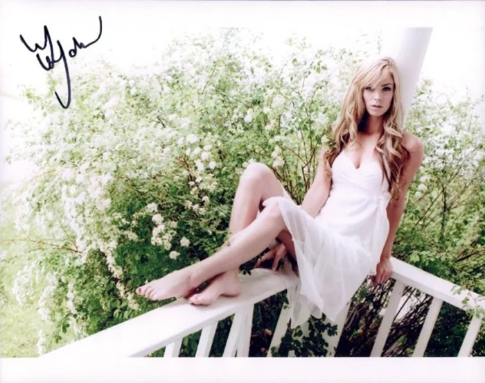 Liz Leyda autograph