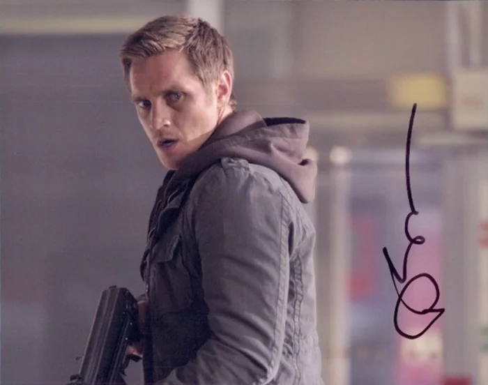 Devon Sawa autograph
