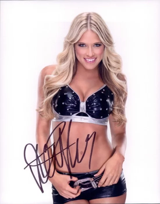 Kelly Kelly autograph