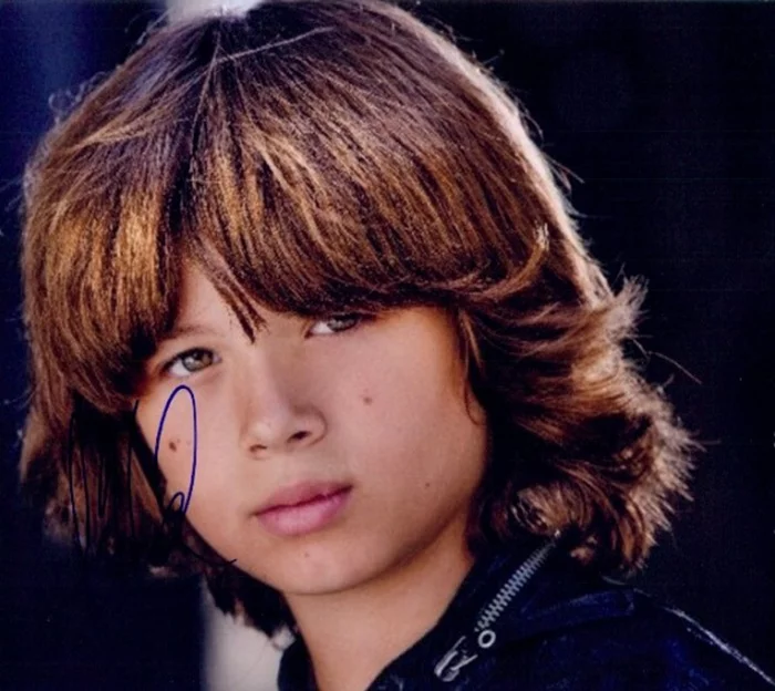 Leo Howard autograph