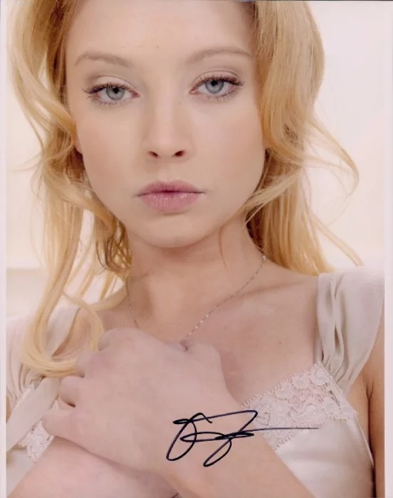 Elisabeth Harnois autograph