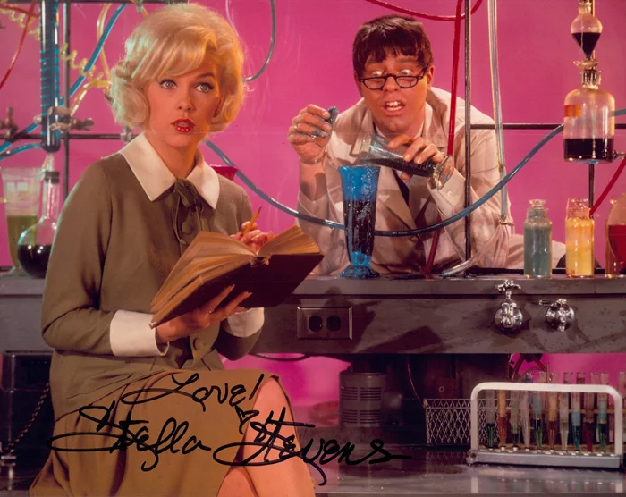 Stella Stevens autograph