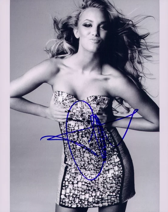 Agnes Carlsson autograph