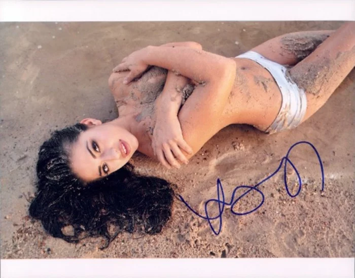 Mayra Leal autograph