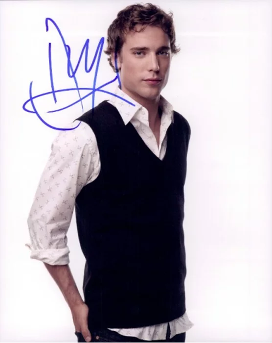 Dustin Milligan autograph