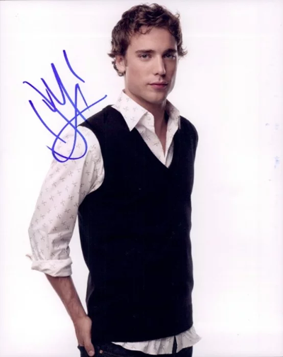 Dustin Milligan autograph