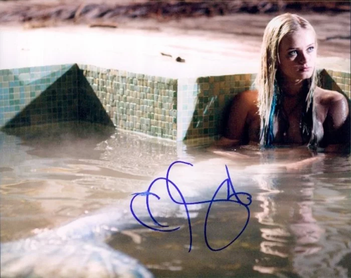 Sara Paxton autograph