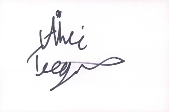 Aimee Teegarden autograph