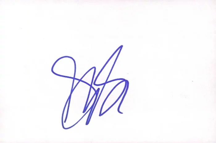 Skyler Shaye autograph