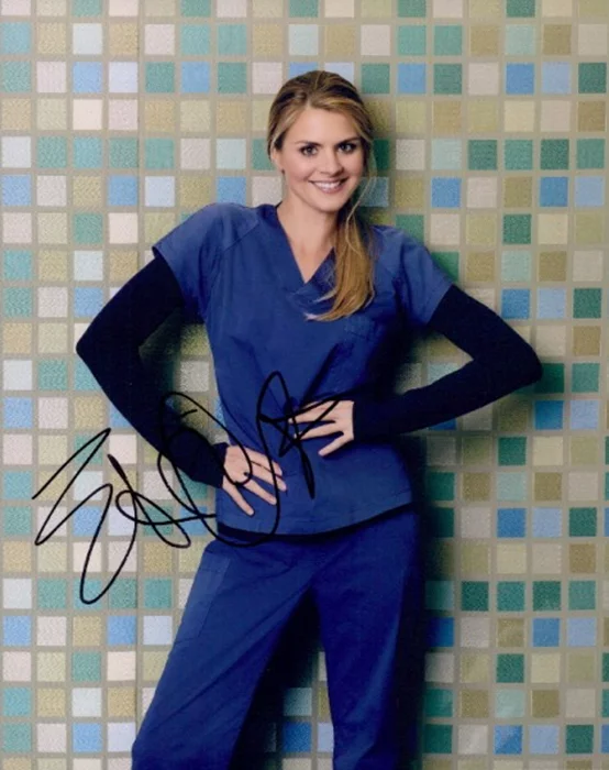 Eliza Coupe autograph