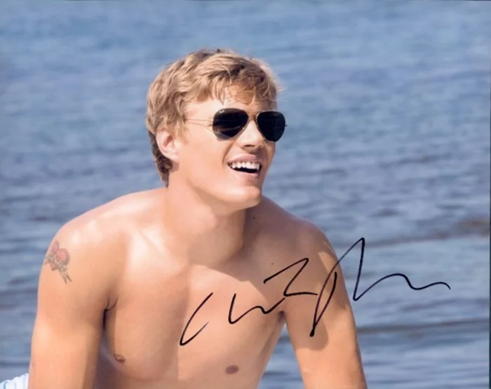 Chris Zylka autograph