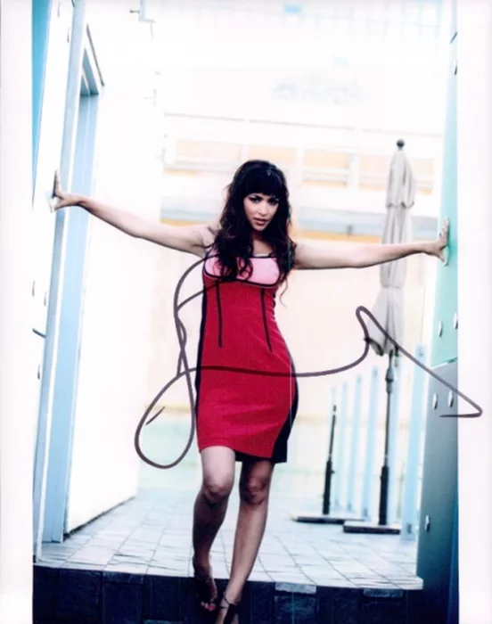 Hannah Simone autograph