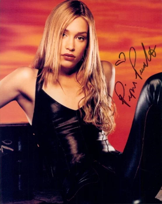 Piper Perabo autograph