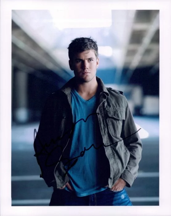 Austin Stowell autograph