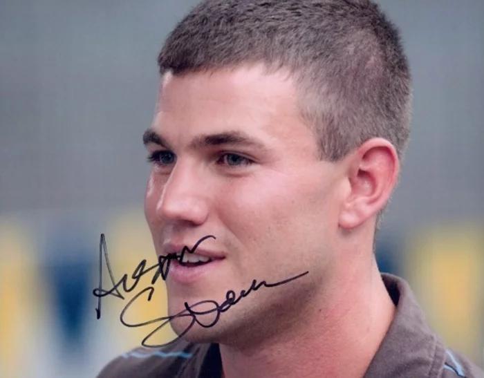 Austin Stowell autograph