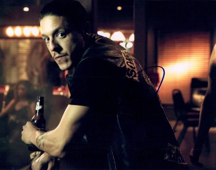 Theo Rossi autograph