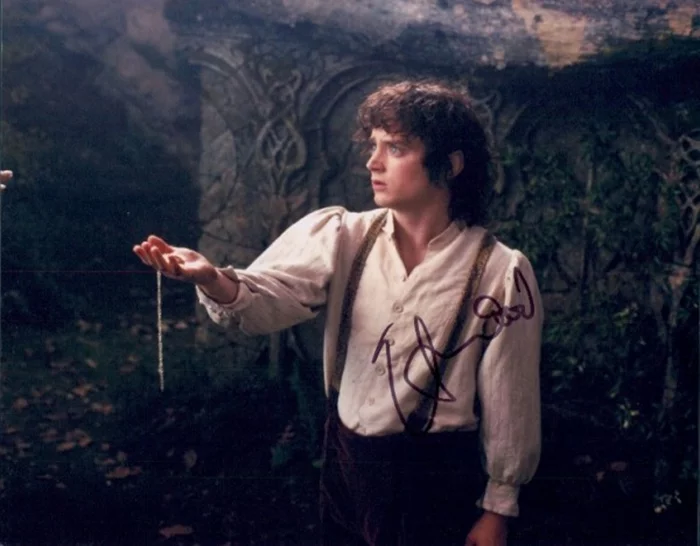 Elijah Wood autograph
