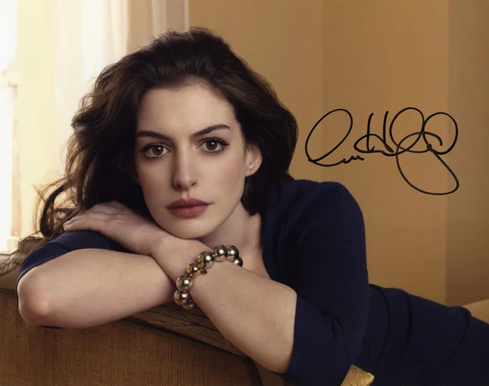 Anne Hathaway autograph