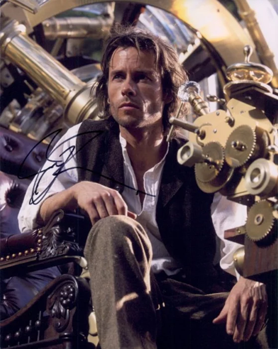 Guy Pearce autograph