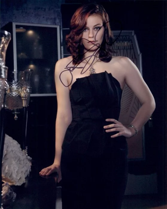 Cassidy Freeman autograph