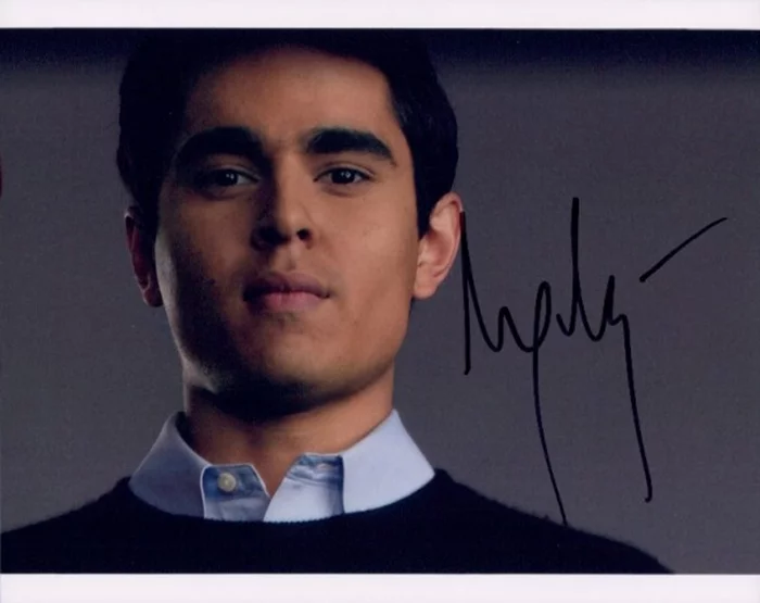 Max Minghella autograph