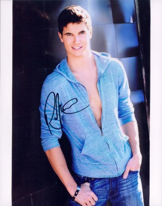 Robbie Amell autograph