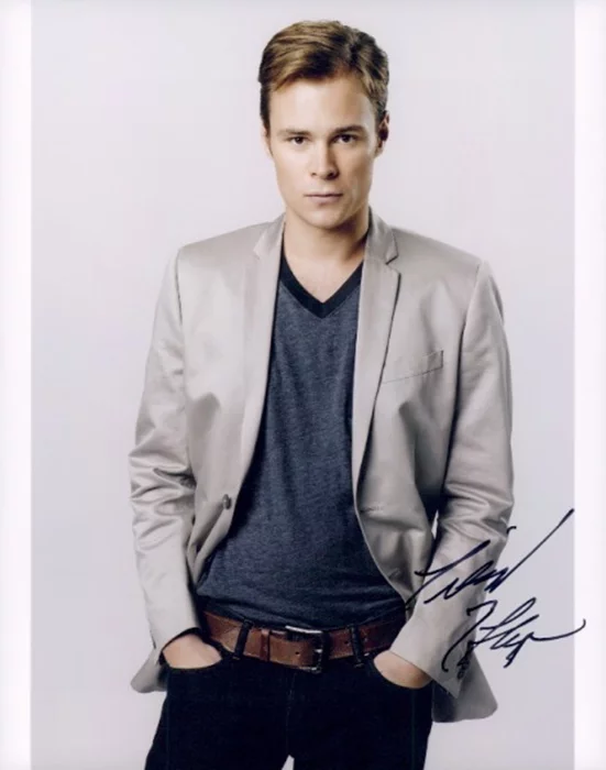 Patrick Flueger autograph