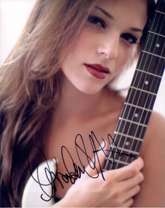 Amanda Righetti autograph