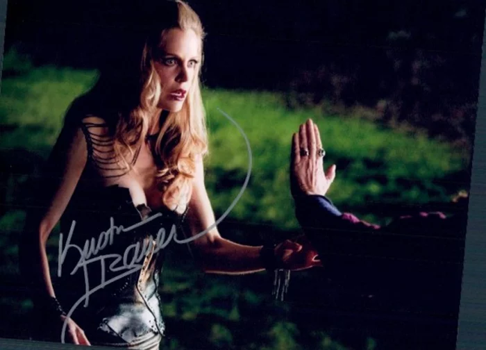 Kristin Bauer autograph