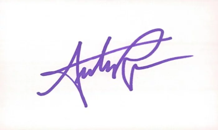 Autumn Reeser autograph