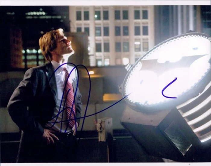 Aaron Eckhart autograph