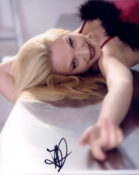 Adrienne Frantz autograph
