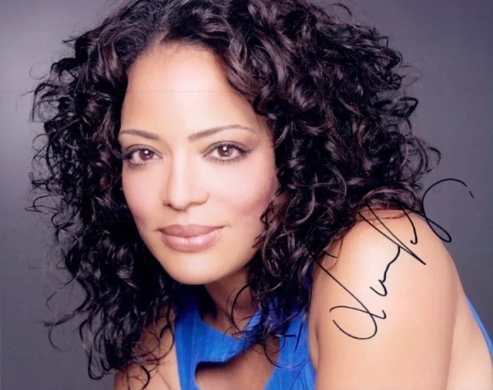 Lauren Velez autograph