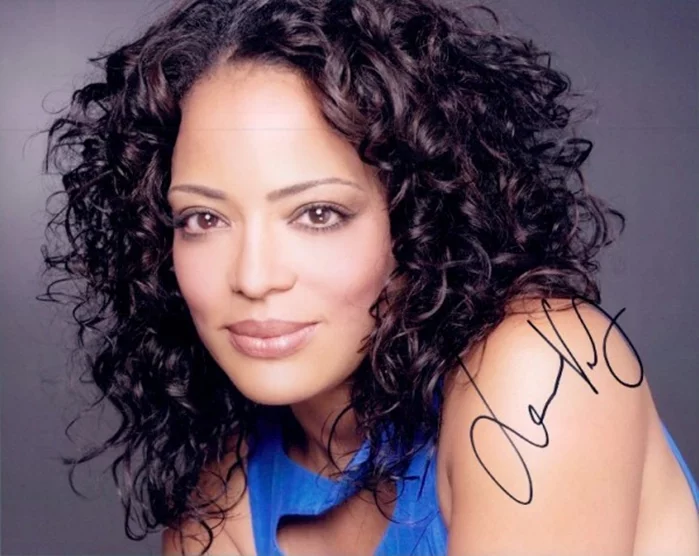 Lauren Velez autograph