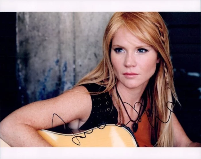 Tara  Buck autograph