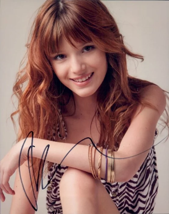 Bella Thorne autograph