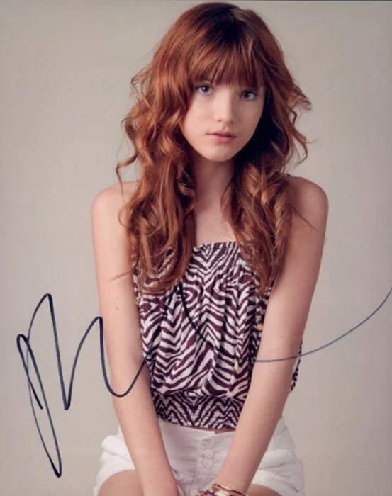 Bella Thorne autograph