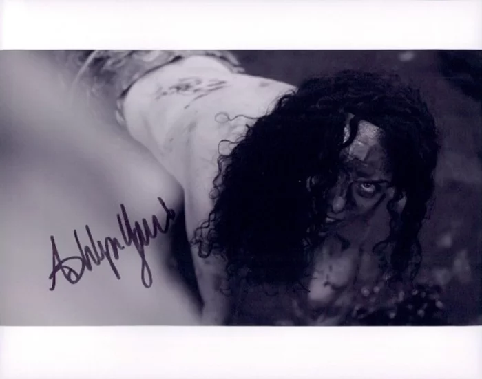 Ashlynn  Yennie autograph