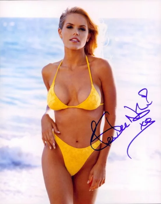 Gena Lee Nolin autograph