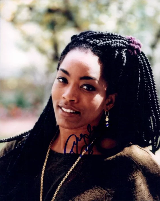 Angela Bassett autograph
